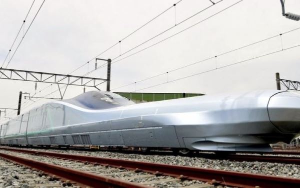 Японский поезд Alfa X развивает скорость 400 км/ч