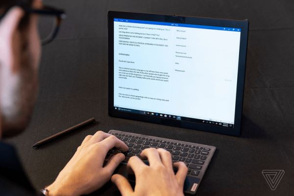 Lenovo представила ноутбук с гибким дисплеем и без клавиатуры